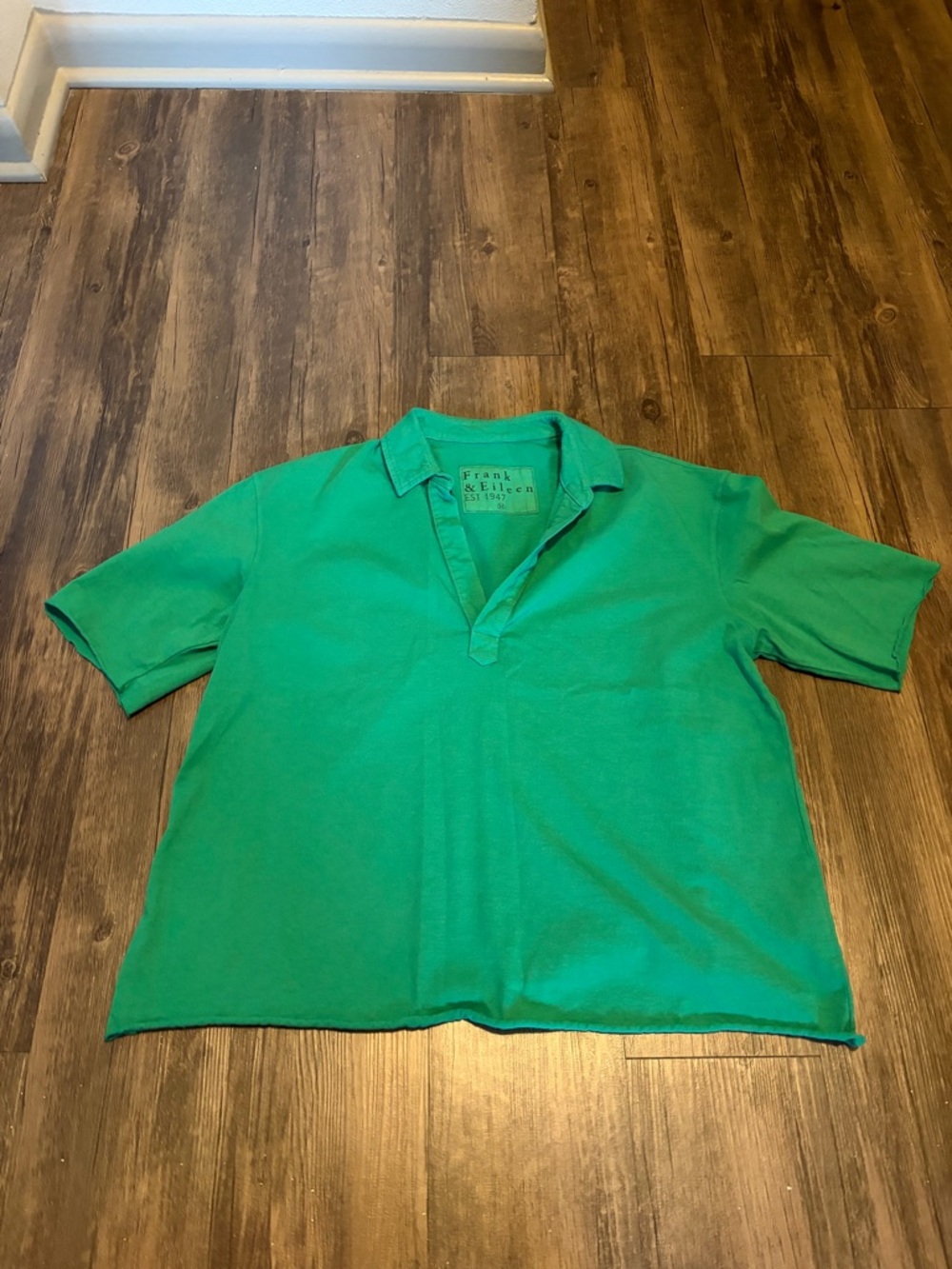 Frank & Eileen PATTY SHORT-SLEEVE POPOVER HENLEY in Kelly Green Medium